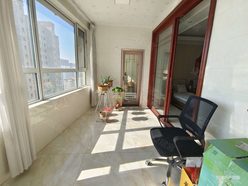 商品房 交通便捷 中间楼层采光好 正南朝向 板楼 电梯房,东方美郡二手