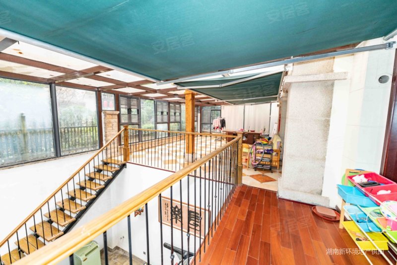 地铁口洋房 两层带花园 带车库 使用面积达400平