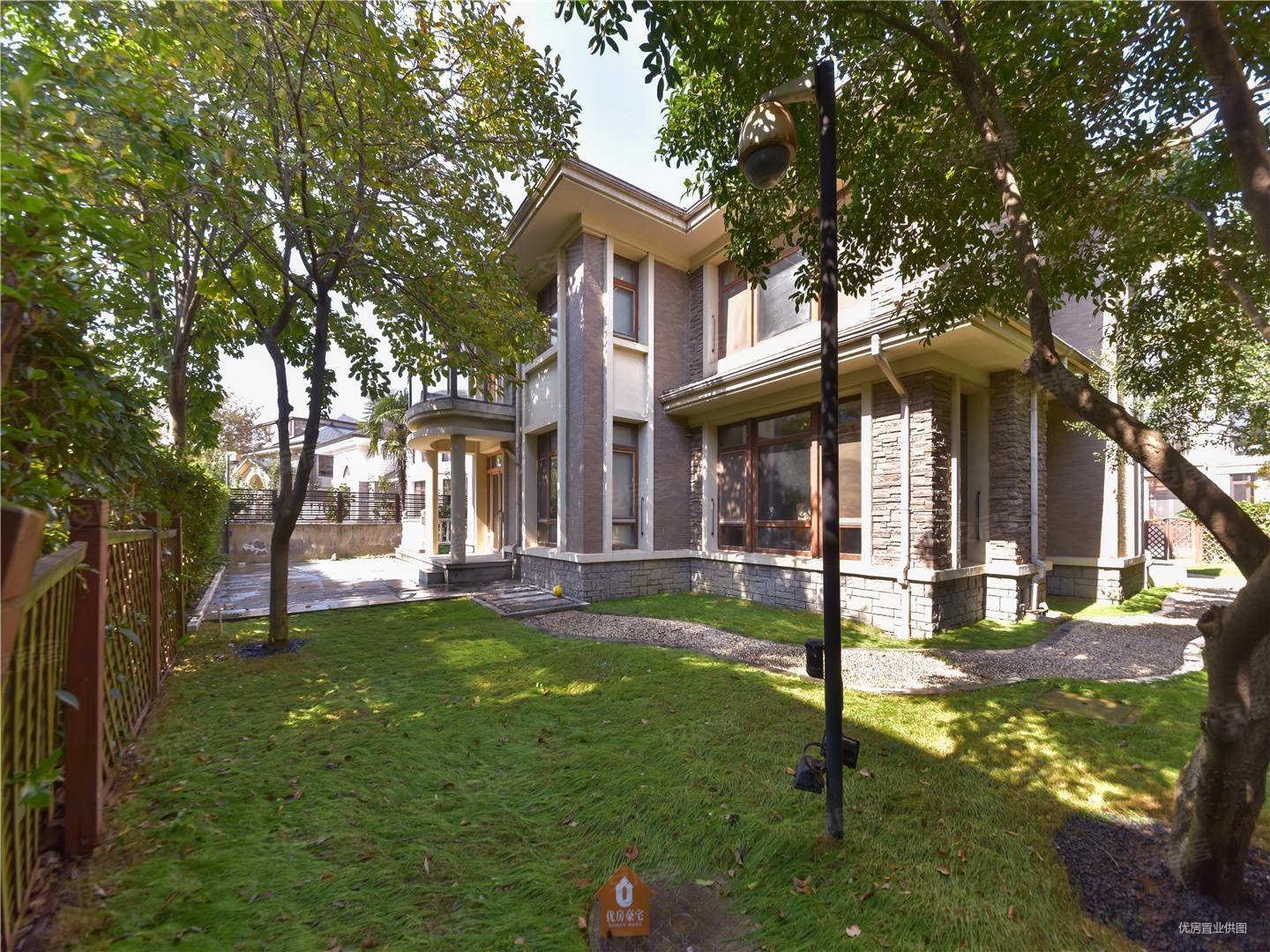 山水湖滨花园别墅