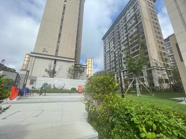 青岛黄岛薛家岛世茂香奈公馆地铁口高档小区套三全新家具家电拎包入住