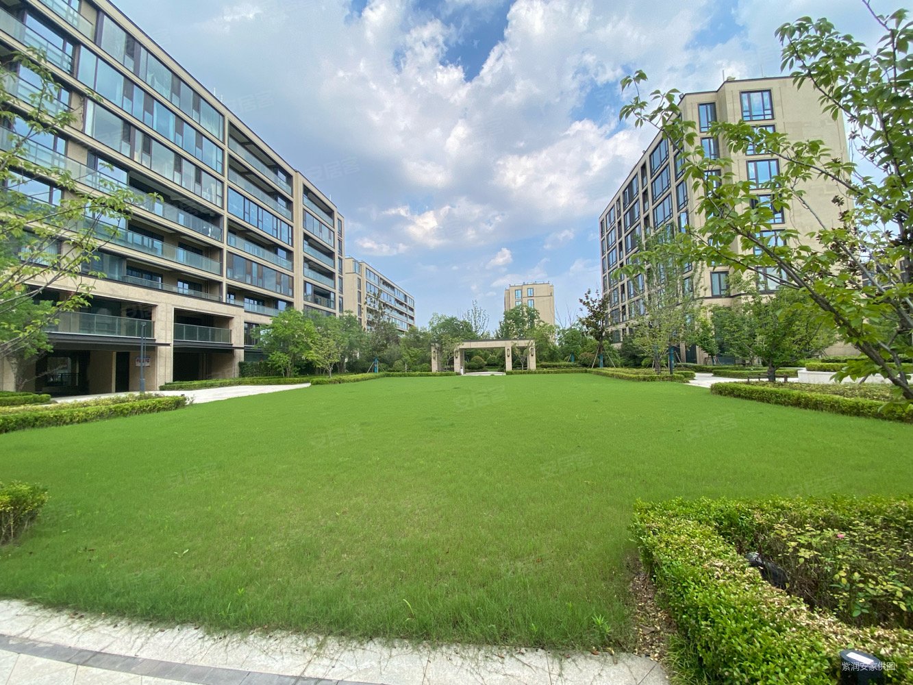 蓝城兰园4室2厅3卫318㎡南北370万