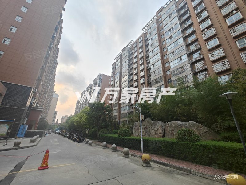 万家新上 捡l房 盛世名苑 1层 电梯婚房大三室 拎包入住