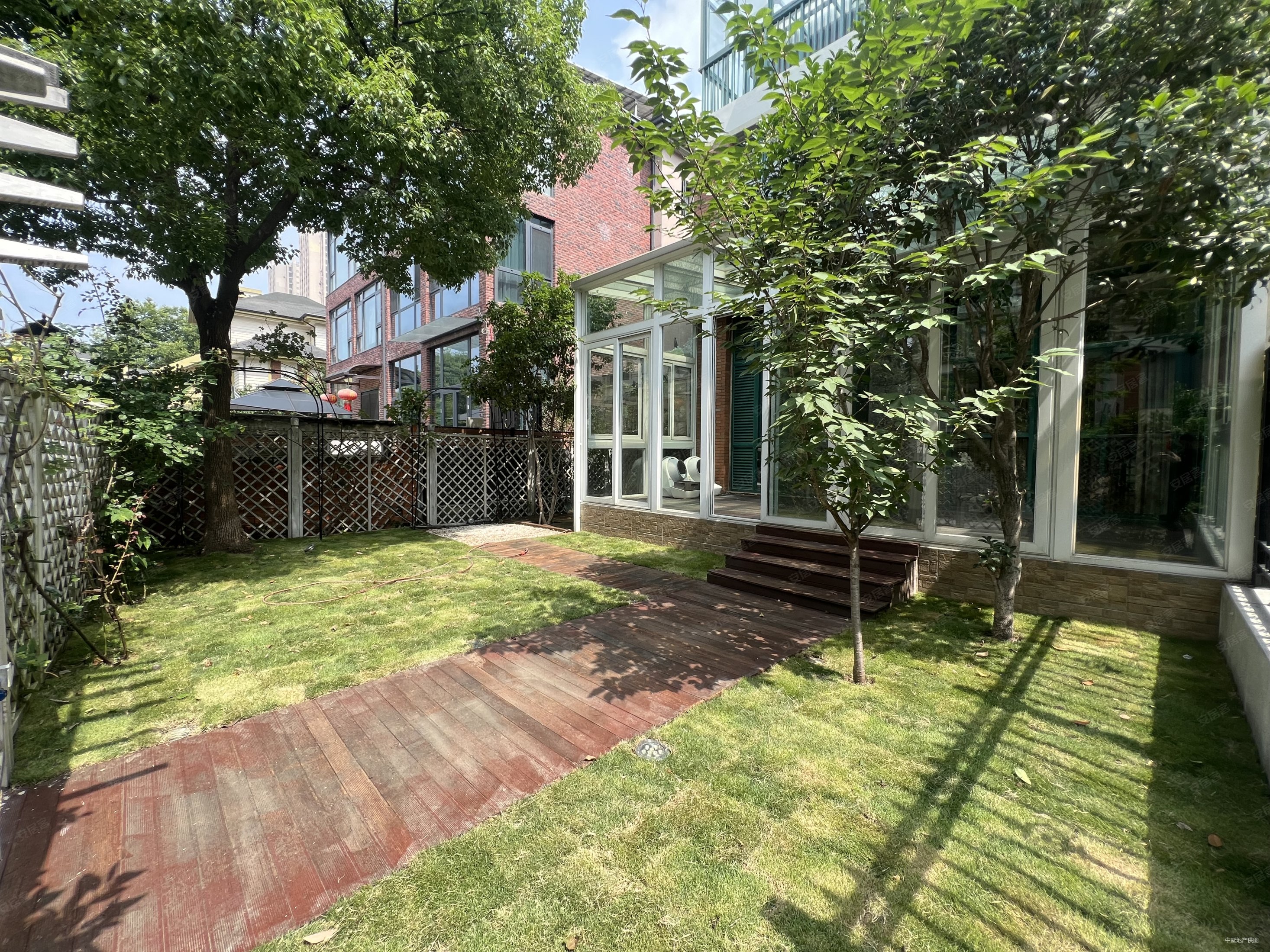 维也纳森林花园(别墅)4室2厅3卫273.42㎡南北950万