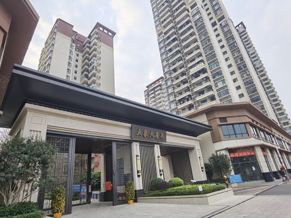 南宁良庆良庆镇五象大唐果招租,真实有效,五象新媒体中心旁,精装三房