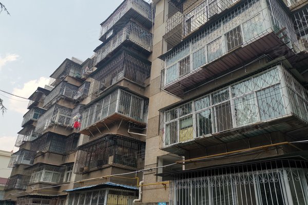 玉华园小区设施有哪些?怎么样,好不好_陈旋解读:小区内有个小花园.