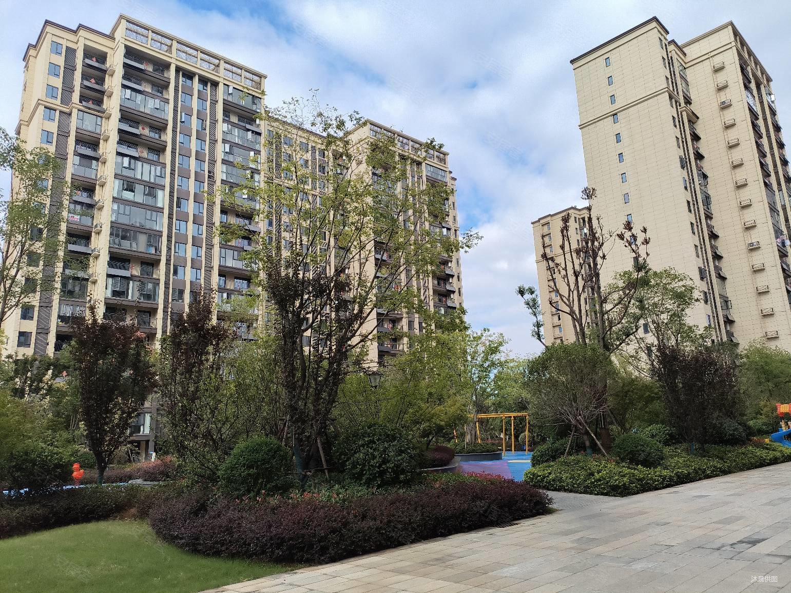 天纵云湖湾c区3室2厅1卫103㎡南北75万