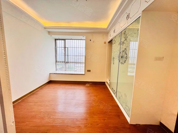 深圳龙华大浪鸿盛御景鸿盛御景花园小区 电梯高层 三房两厅 采光无