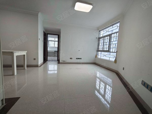 深圳宝安新安泰华大厦新上实拍泰华大厦电梯两房,通风采光好,诚意出租