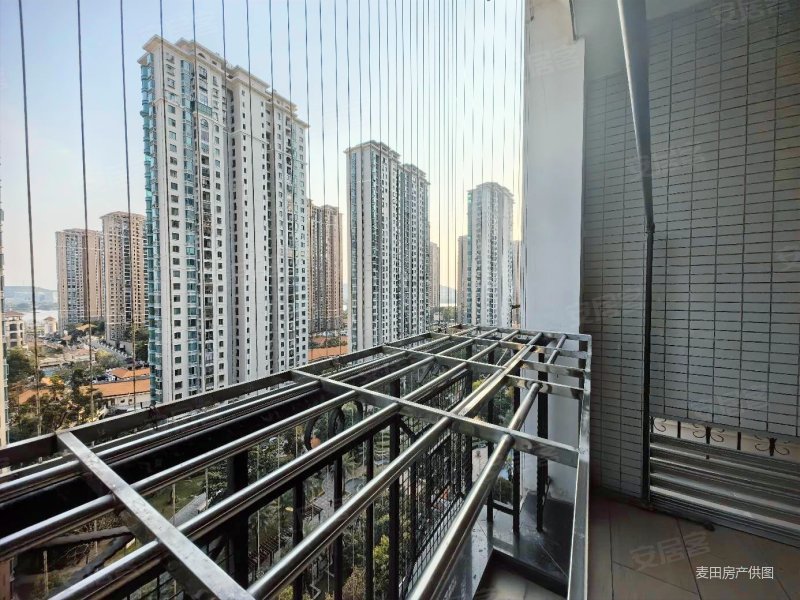 餐厅能摆12人圆桌东方名城新出3房2厅高楼层满两年