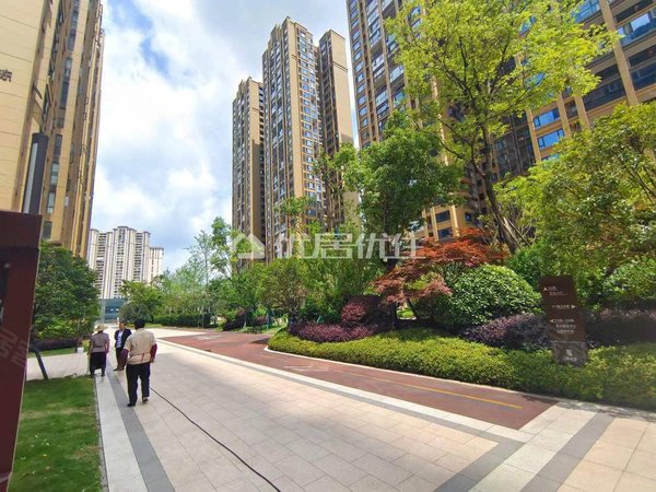 贵阳观山湖商贸城碧桂园西南上城映山府商贸城旁精装三房出租,拎包