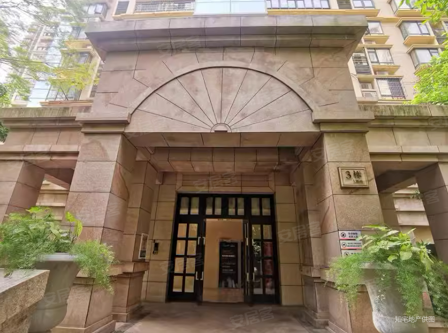 法拍房424万国兴国瑞城名仕苑5房2厅2卫可按揭