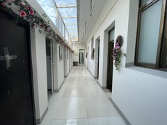 东台东台城区鼓楼路步行街（免中）押一付一 短租短付 市中心 轻奢风装修的单身公寓出租房源真实图片