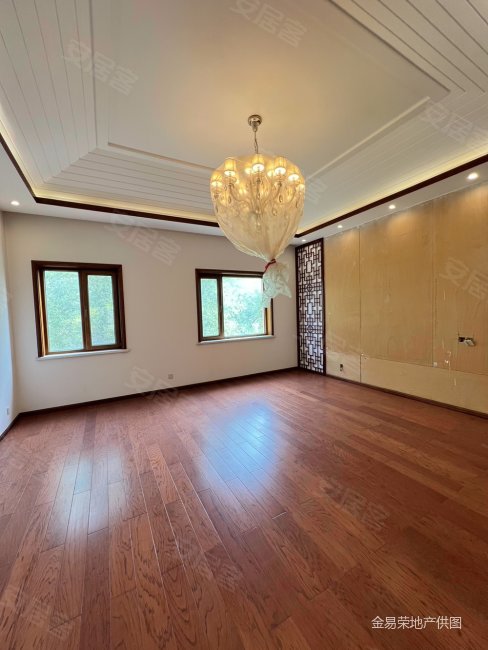 独栋别墅 中式装修 300平米大院 私家车库 70年产权满五