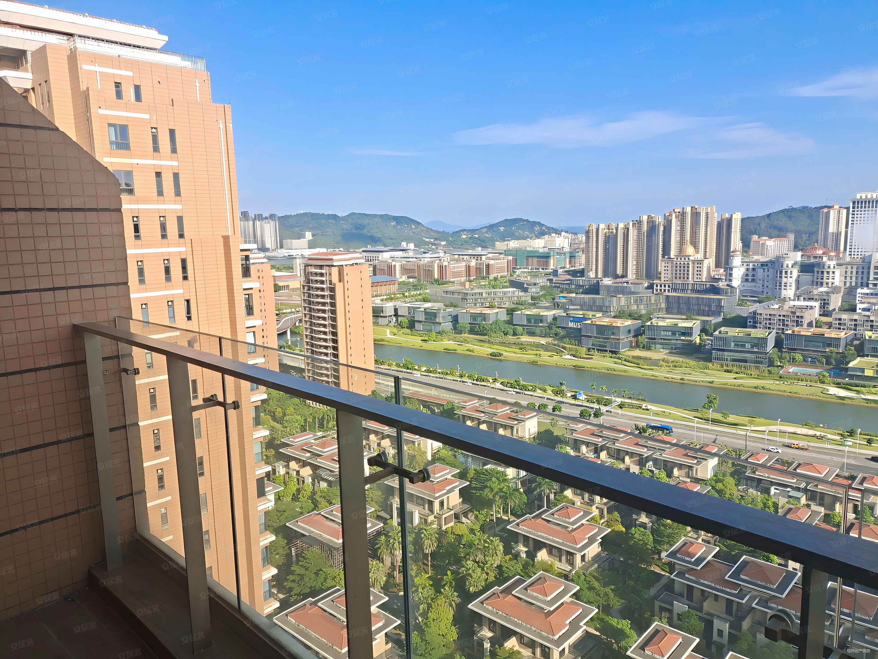 横琴口岸对面华融琴海湾花园小区复式4房2厅560万