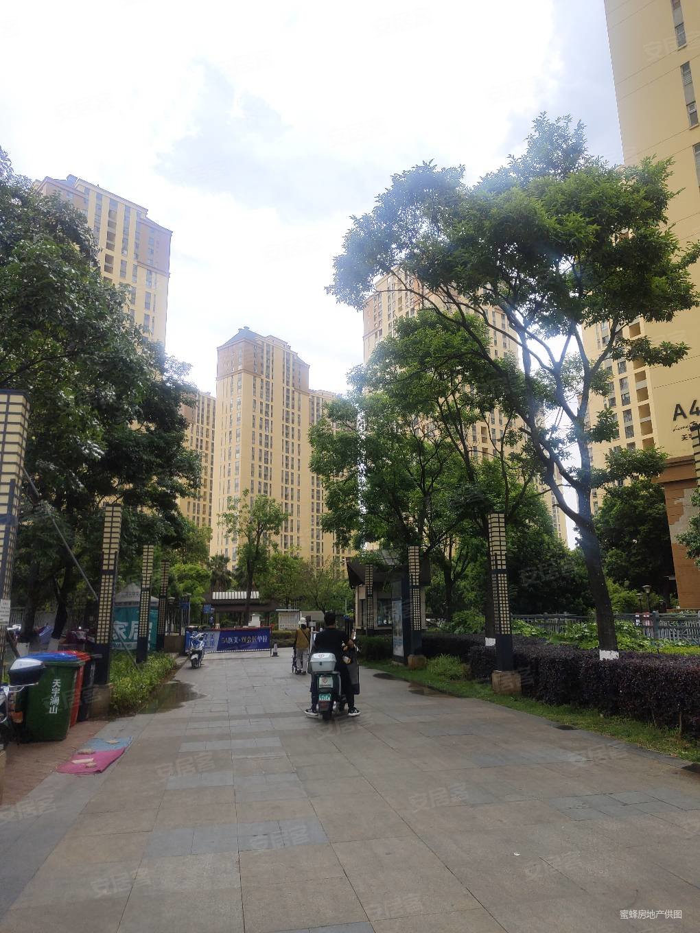 瀑布公园门口 天宇澜山 离公园近 交通便利