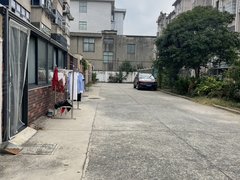 扬中扬中市区市中心惠民小区平地1楼有院子，2室中等装修年租9千包物业，停车方便出租房源真实图片