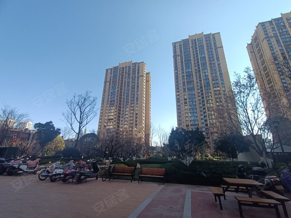 昆明西山前卫营润城八区急租 万达双塔旁 润城学校 润城八区 小区环境