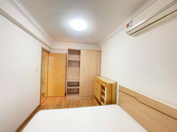 上海徐汇华泾馨宁公寓电梯两房一厅,有车位,家具可配,能办居住证,拎包