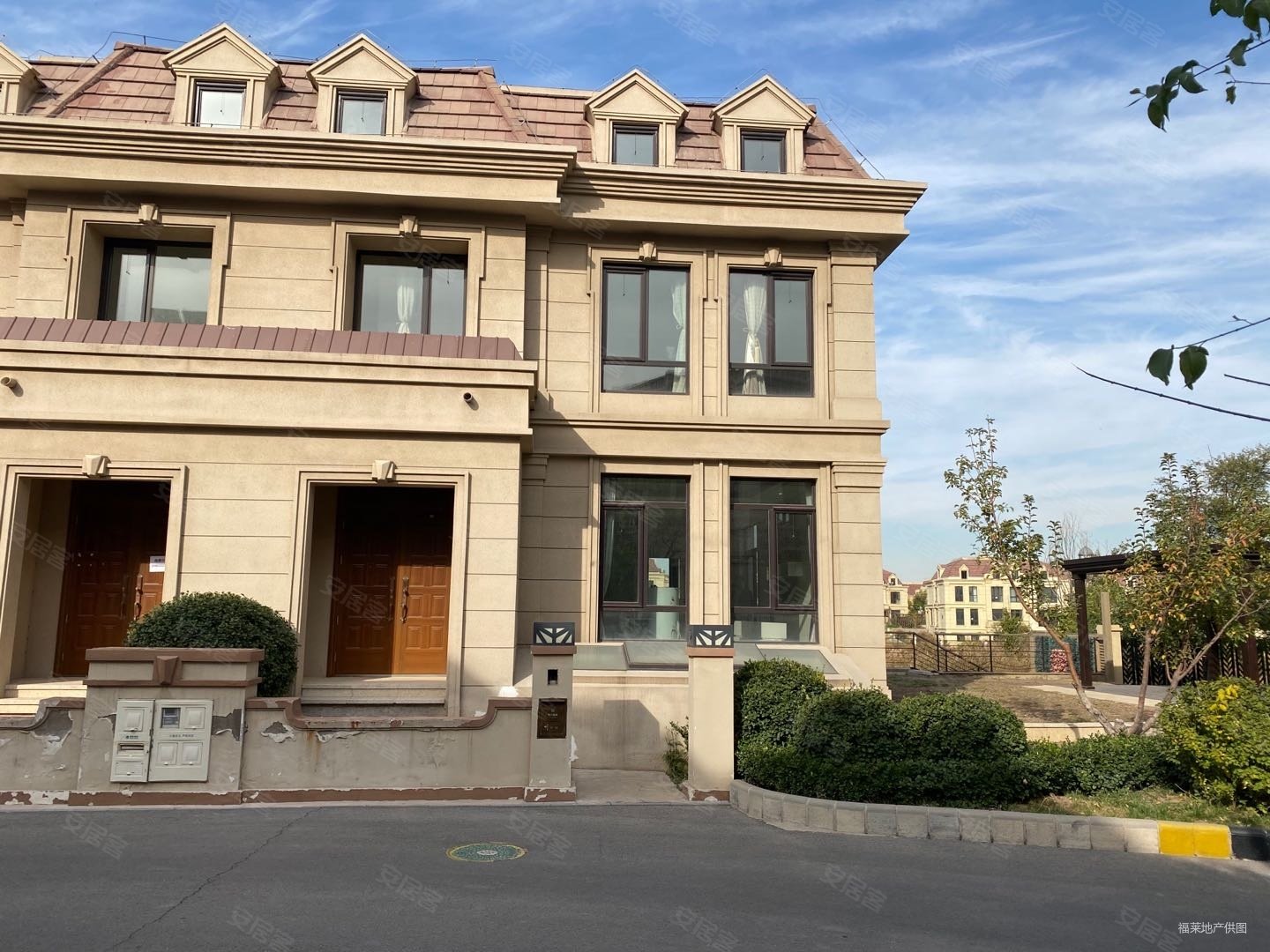 富力新城 精装别墅 地上两层 300平米大院 赠阁楼地下室