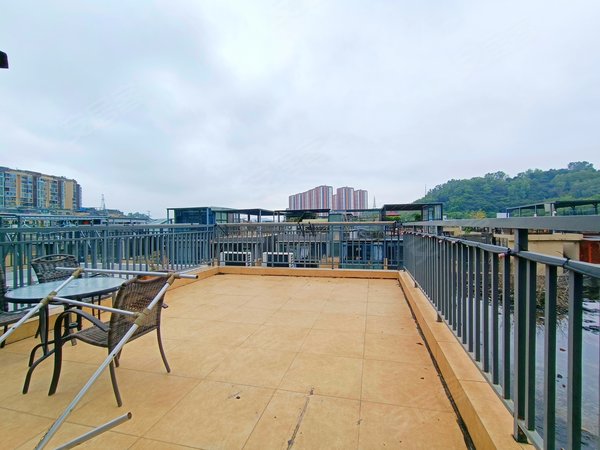 深圳龙岗平湖御峰园御峰园三期上叠别墅 豪华装修 业主刚搬走 随时