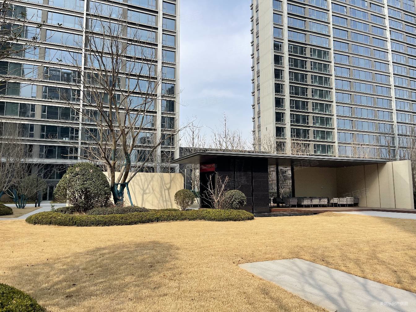 沣东新城 地铁口 海逸长州 精装修 三室两卫,融创海逸长洲二手房,330