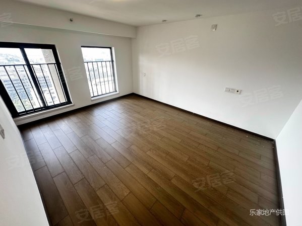 57 57拿下 镇中心3房 次新房 随时看房