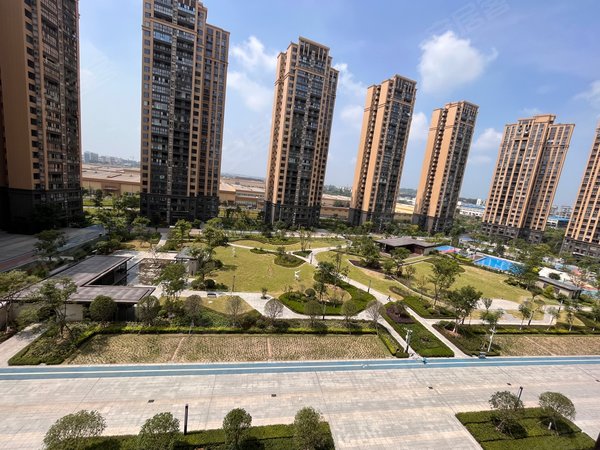 自贡自流井南湖云湖一号南湖西区 邦泰旁 云湖一号精装三室,家电齐全