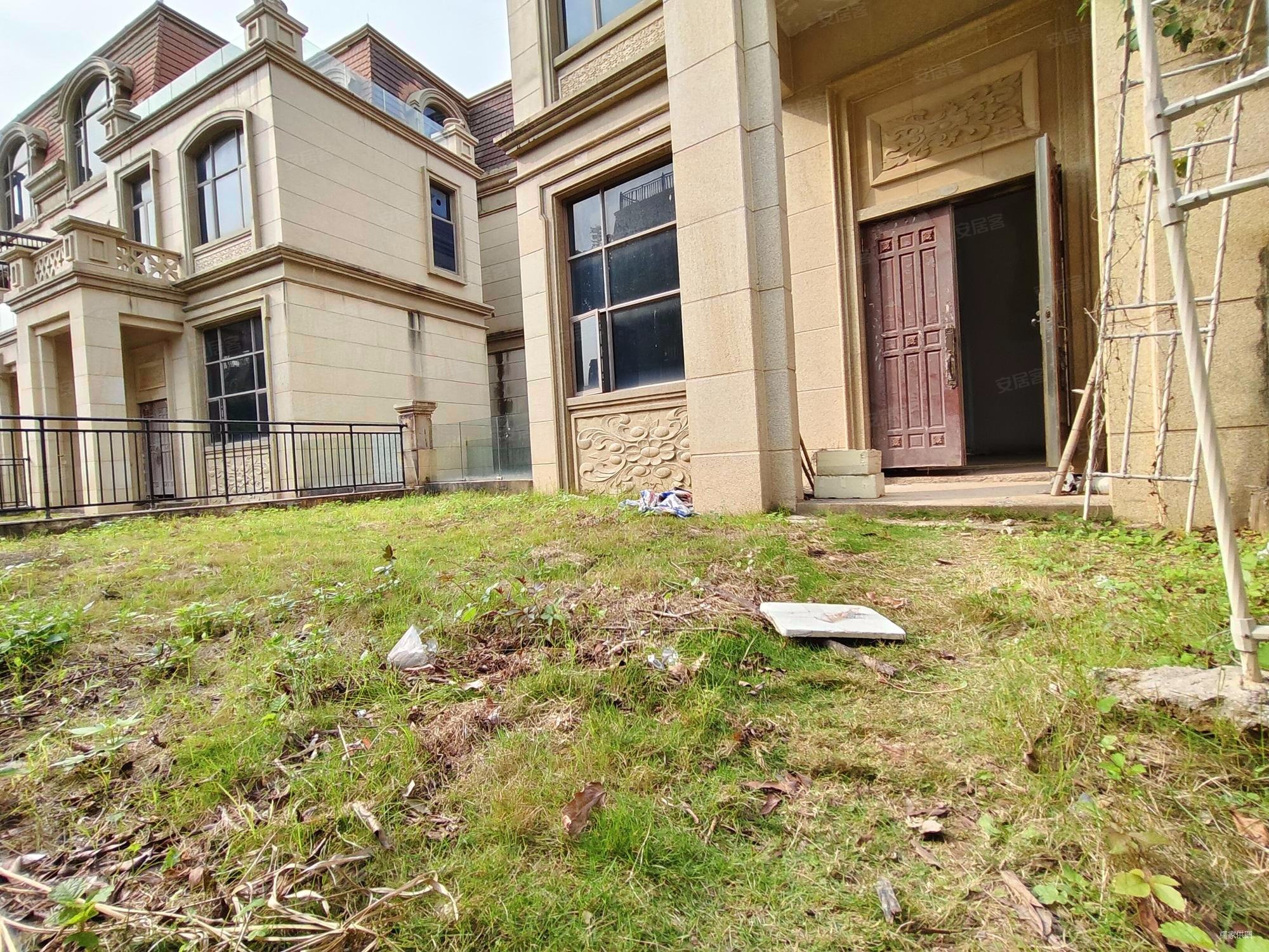 龙光城端头位大花园别墅,看房方便,价格可以聊