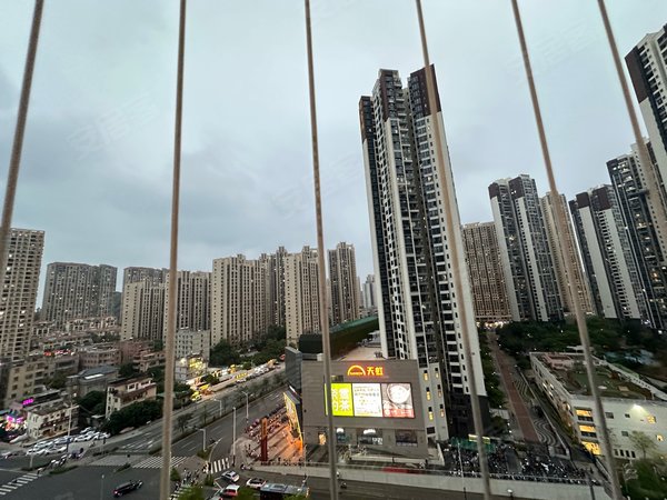 深圳坪山坪山佳华领悦广场出租过一年,干净无甲醛,楼下地铁口,过马路