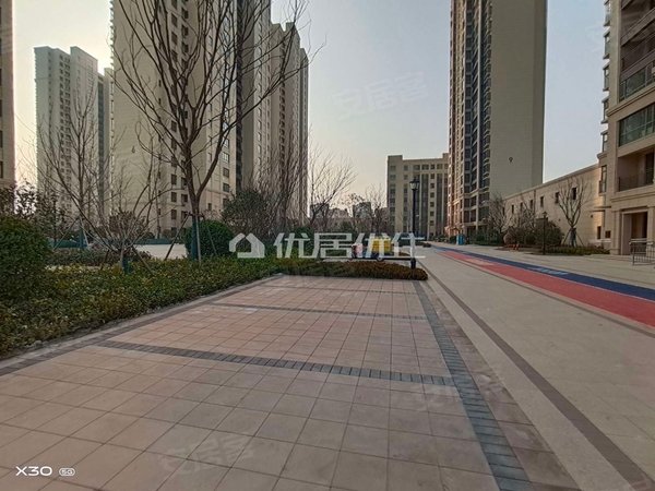 市中心位置,中梁首府电梯房七楼大三居,精装少住,莱西租房-青岛58安居