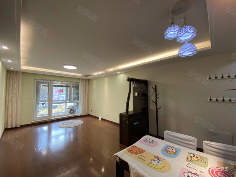 万科明天广场 房龄新 集中供暖 电梯房 商业配套成熟 装修好