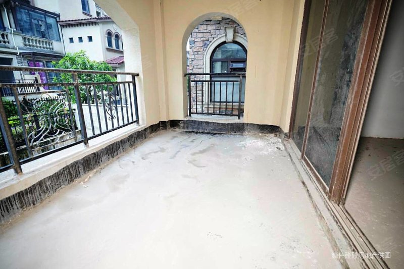 彩虹郡电梯花园洋房共三层满二248w随时可以看房子