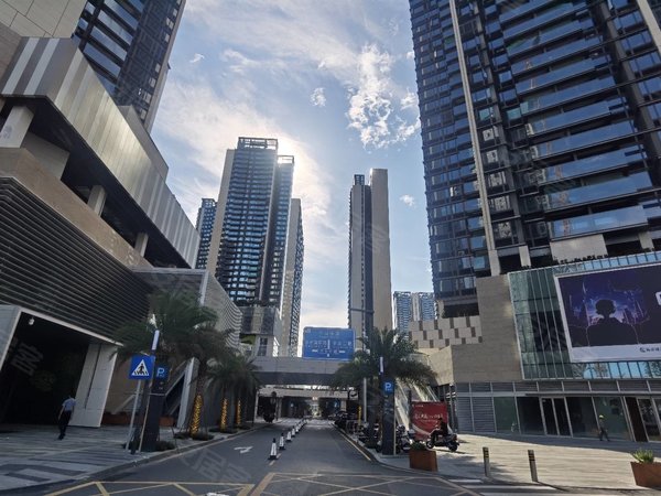 深圳宝安马安山万丰海岸城万丰海岸城大三房空房出租,统一装修,9年