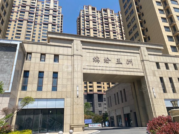 青岛莱西水集青岛缤纷五洲商业广场市中心位置,靠近商业街,电梯房缤纷