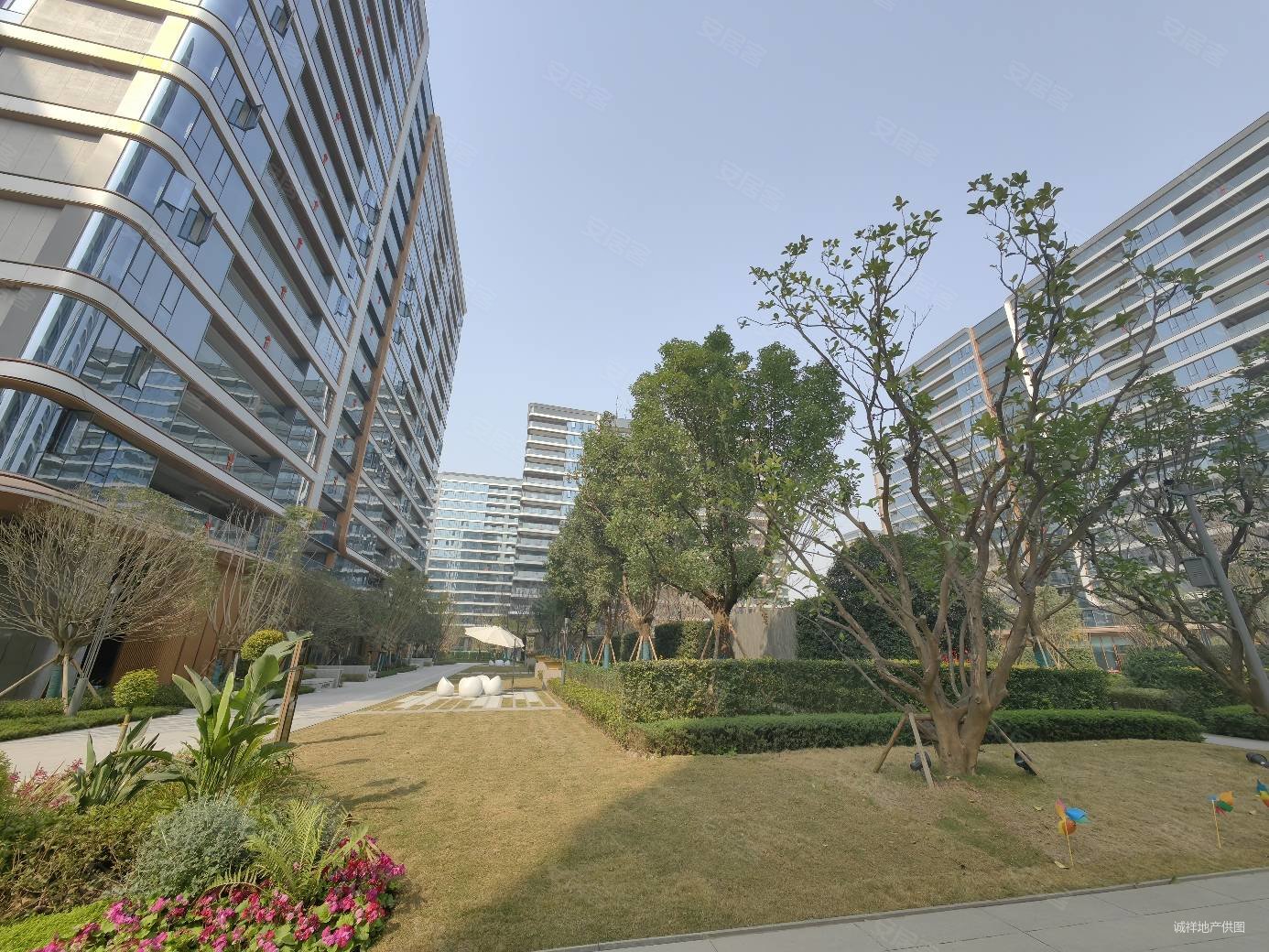 融创壹号院,精装大平层,20米大阳台,3个套房设计,随时看房