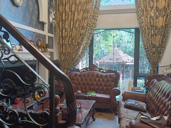 上海金山石化御景龙庭(别墅)小区安静,绿化面积高,交通便利,购物方便!