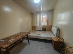 阿克苏阿克苏市阿克苏城区兴隆街上二楼单间主卧650元，押一付一，三月起租。出租房源真实图片