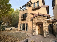 固安孔雀城孔雀大道大门口附近，棠墅园独栋别墅边户，三面花园，交通方便！出租房源真实图片