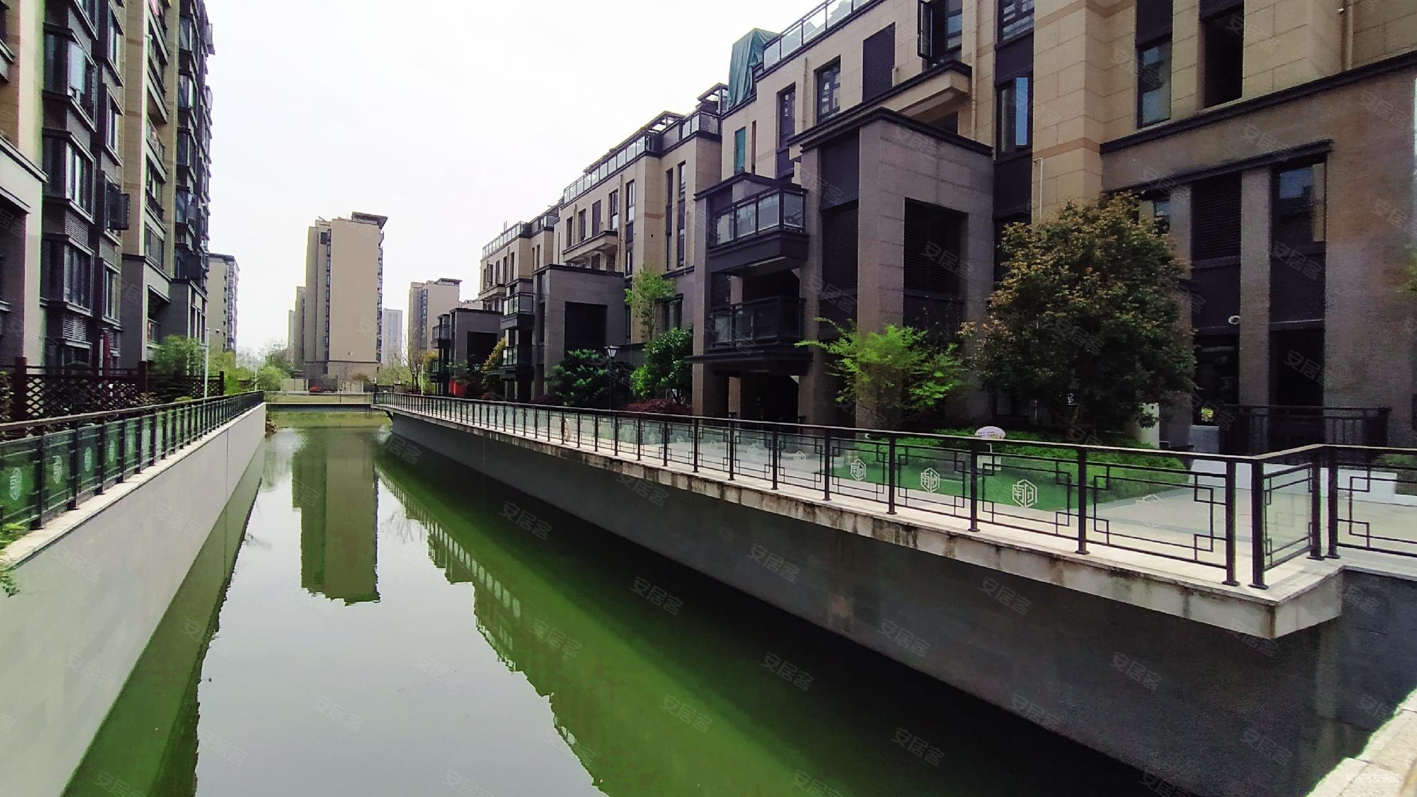 易居房友臻房源东部新城华师大三房保利印江南 全新毛胚