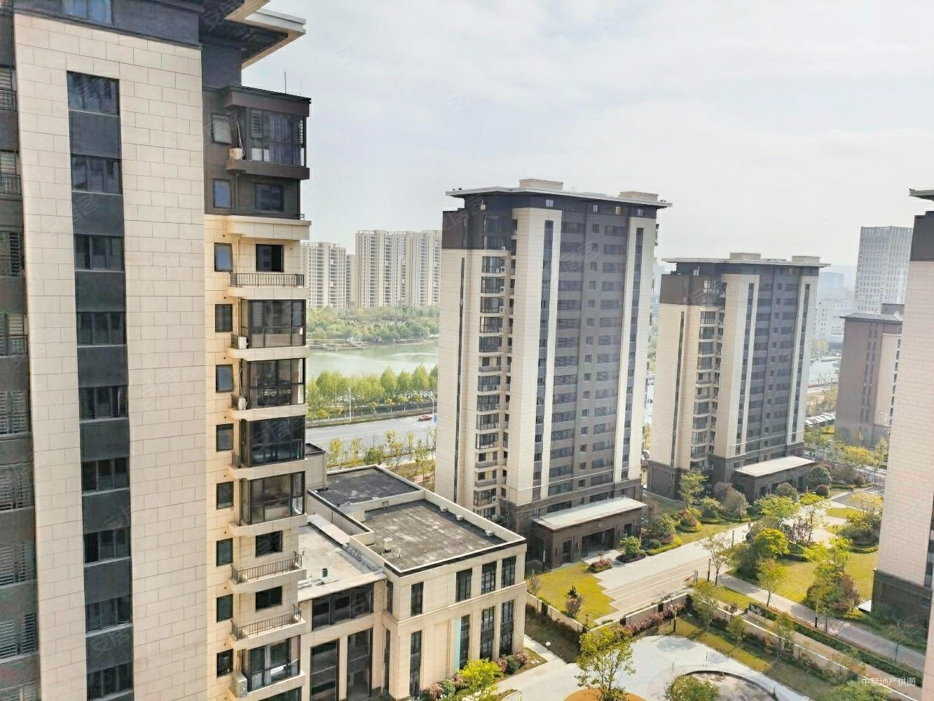 新城云樾观棠3室2厅1卫93.44㎡南北125万