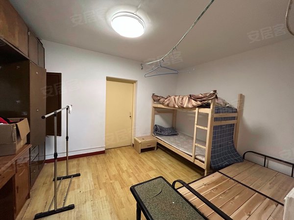 上海静安新客站芷江西路285弄小区员工宿舍可住5到6人,近五月花广场