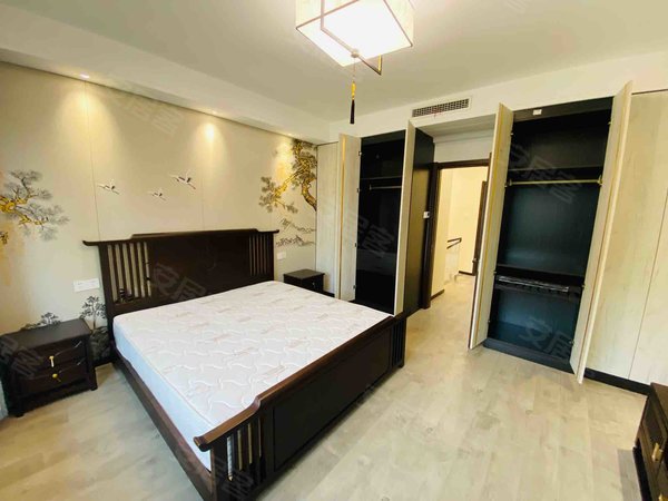 青岛城阳白云山公园澜公馆下叠带前后院 数码城旁 带车位 精装修 拎包