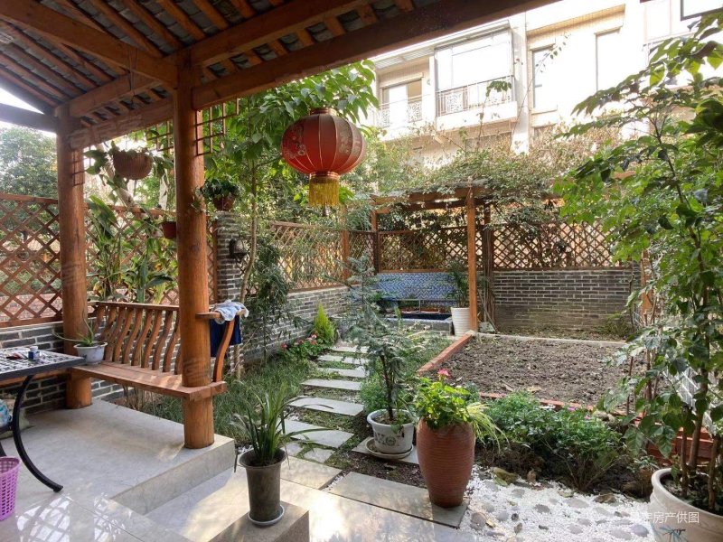 彩叠园联排别墅,精装朝南保养好,地铁口的别墅,看房方便