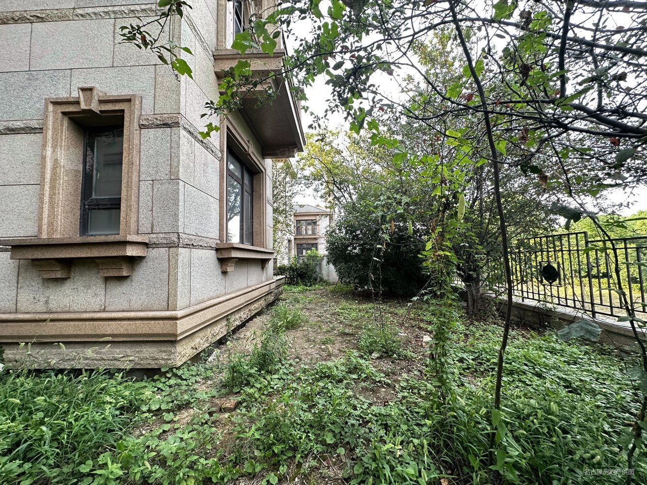 龙池山庄 车位充足 正规商品房 中间楼层采光好 环境优美