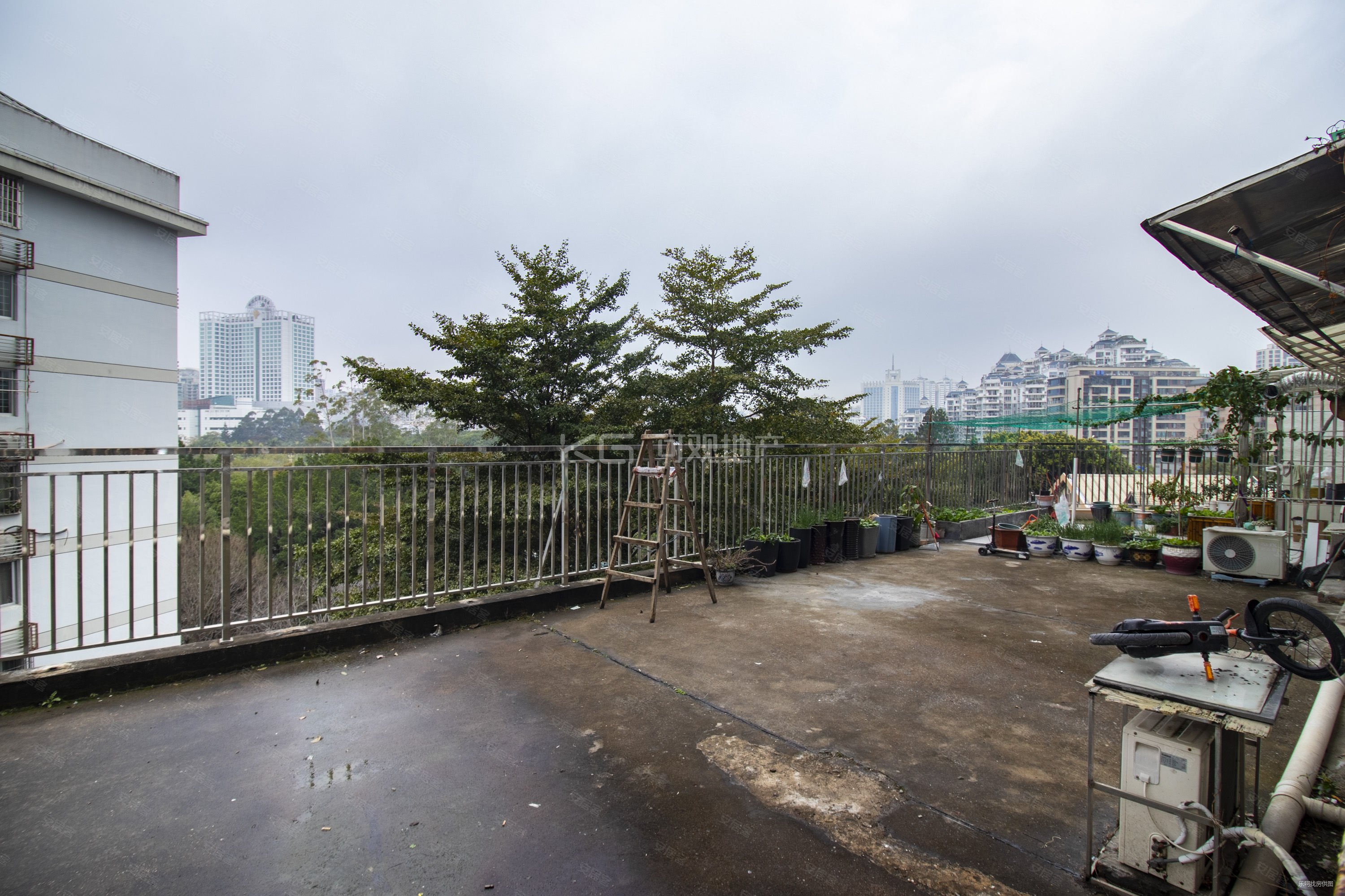 温泉小 十九种 朝北带露台单身公寓 新贵公馆