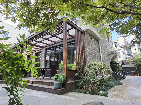 愚园路独栋花园洋房鹅卵石外立面独用花园300平停车方便