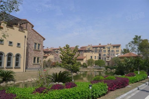 2公里以内有中粮祥云小镇,3公里内有荣祥广场,欧陆广场 【其