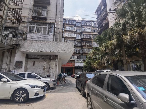 昆明西山金碧片区工人新村昆华医院旁工人新村三室一厅拧包入住出租