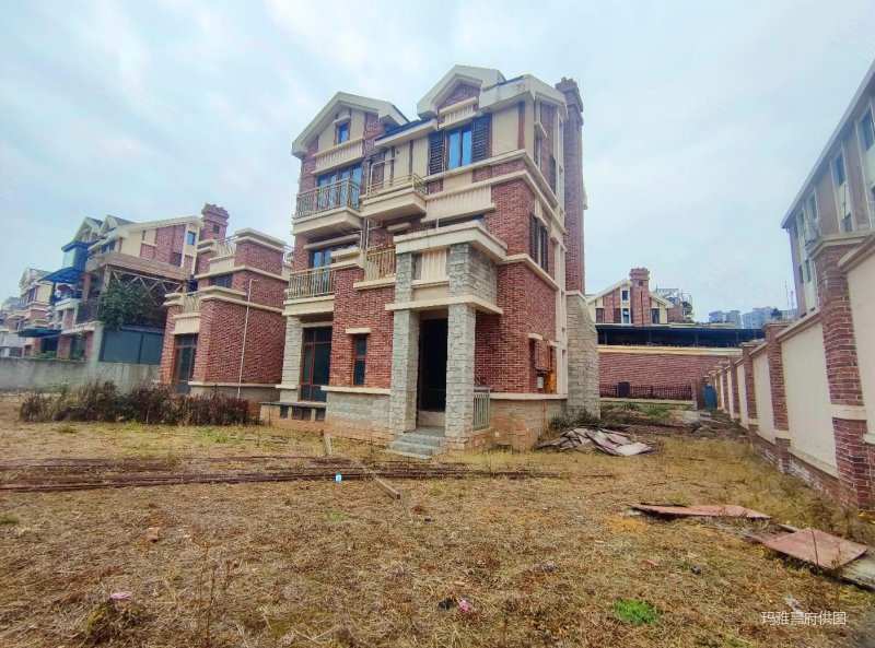 君度半山独栋别墅急售带半亩花园可装电梯随时看房