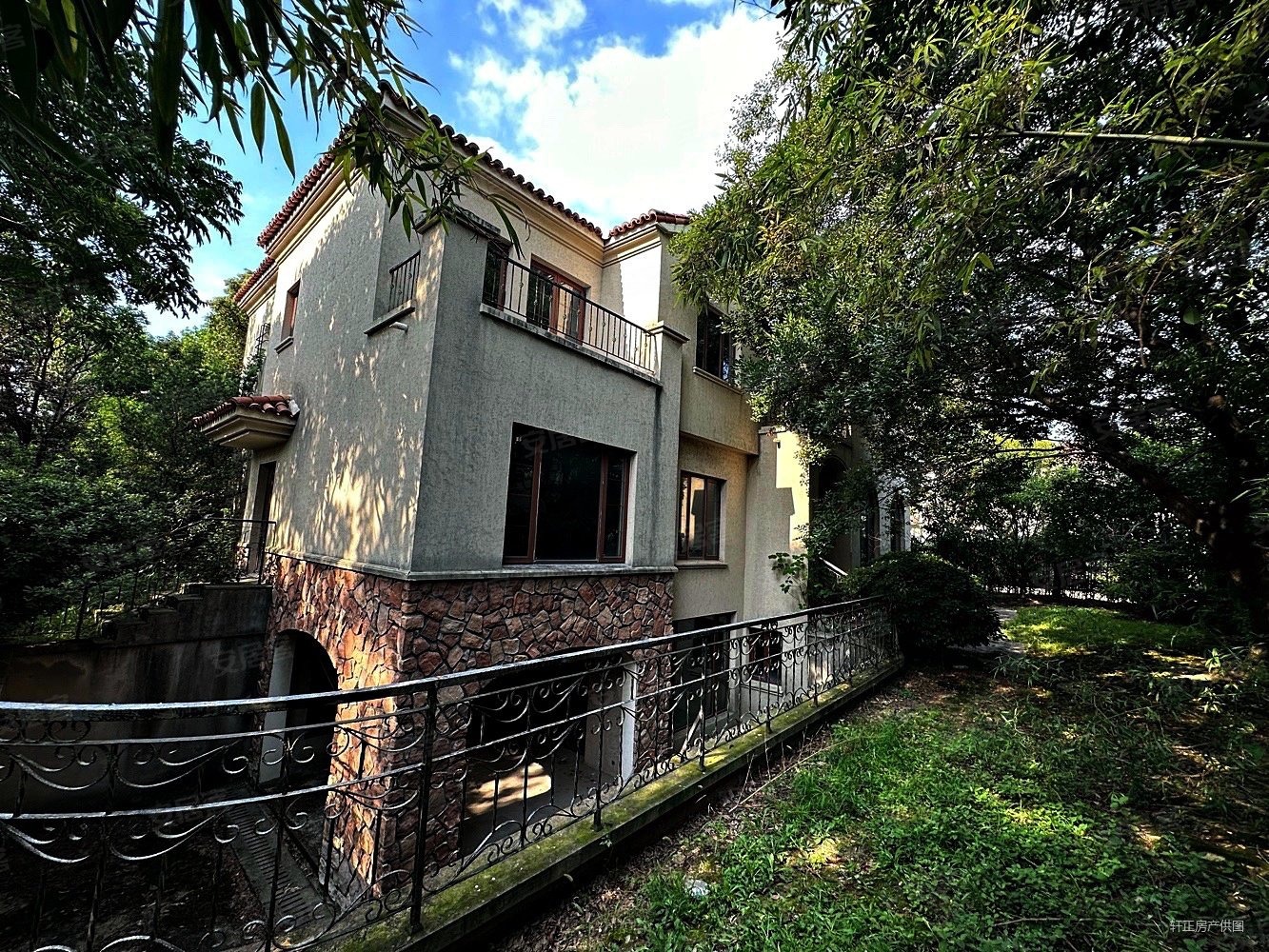 急售房源檀香园大独栋两面临河地铁口占地15亩